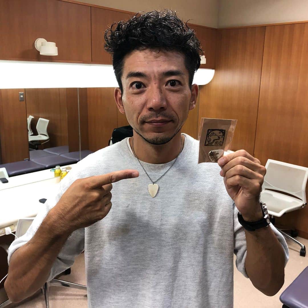 森慎太郎のインスタグラム：「先日、NHKラジオ「サンドイッチマンの天使の作り笑い」で、中継先の「旅人屋」さんに鹿の角のピックを作ってほしいと無茶振りしたら、本当に鹿の角で作られたピックとネックレスが事務所に届きました❗️ 冗談で言った事を本当に作ってくてた「旅人屋」さん、面白すぎます！！ #旅人屋 #鹿の角 #再利用 #加工が大変で #ピックなんて本当に難しいはず #労力と技術に感謝 #今度どこかで使います #天使の作り笑い」