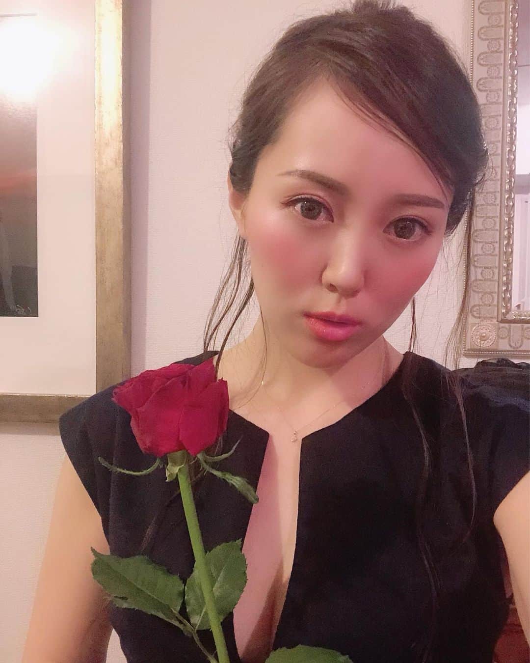 ありさ・あげまんクリエイターのインスタグラム：「•••﻿ とあるインタビューにて。﻿ ﻿ ﻿ 【「結婚した理由は？」﻿ ﻿ 朝起きて隣に寝ているシワの増えた﻿ パートナーの顔を見たいと思ったから。﻿ ﻿ 共に過ごした人生を物語る﻿ 私たちの顔を見たいと思うの。﻿ ﻿ つまり、﻿ 朝起きて刻まれた歴史を見たいのよ。】﻿ ﻿ ﻿ ﻿ 酸いも甘いも﻿ 良い時もダメなときも﻿ 一緒に経験して成長していく。﻿ ﻿ 日々の生活を互いに協力し合い﻿ 違った価値観を認め合い、歩み寄り﻿ 人として成長していく。﻿ ﻿ お互いに自由を与え合い、﻿ 『1人で自由に生きる』を﻿ 『2人で』する。﻿ ﻿ 1人分の人生 ×2﻿ ﻿ ﻿ 『一緒に経験していく』﻿ というのは、﻿ 必ずしも束縛なんかではなく﻿ ﻿ 2人分の人生を経験していく﻿。 2人の自由を尊重し、 お互いの自由をサポートし合う。 という事。﻿ ﻿ それがパートナーシップなんじゃないかな、と。﻿ ﻿ 人としての成長も﻿ 2人の関係性の成長も﻿ スピードがハンパじゃなく速い。﻿」