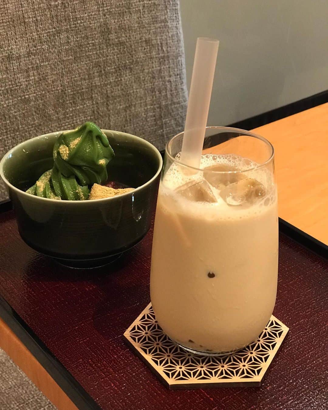 のインスタグラム：「@ginzafukurokuju  銀座 福禄壽  タピオカを凌駕する飲み物発見！！ わらび餅ほうじ茶ラテ！！ 銀座来たら飲んでみてください！うめぇーー！！！！！ #銀座 #福禄壽」