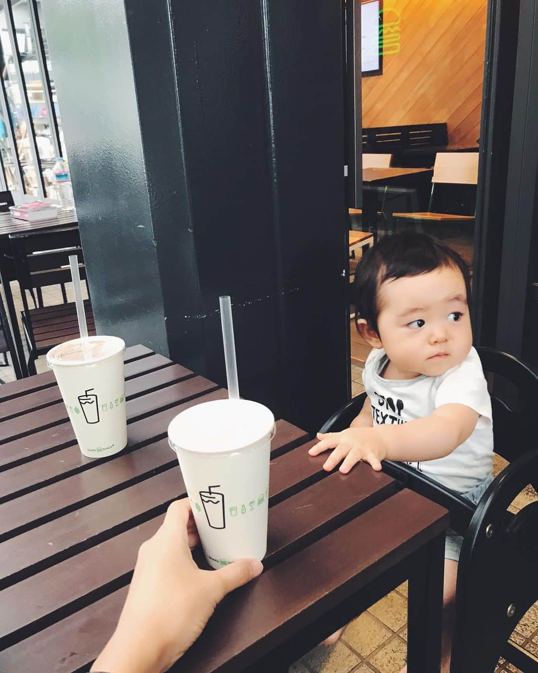 佐倉真衣さんのインスタグラム写真 - (佐倉真衣Instagram)「#shakeshack は子どもイスがあって便利なんだよなぁ👶🏻 ここのシェイクとレモネードが好き🥤 . #baby #babyboy #tokyo #男の子ベビー #男の子ママ #赤ちゃんのいる生活」10月2日 12時55分 - maitanaka20