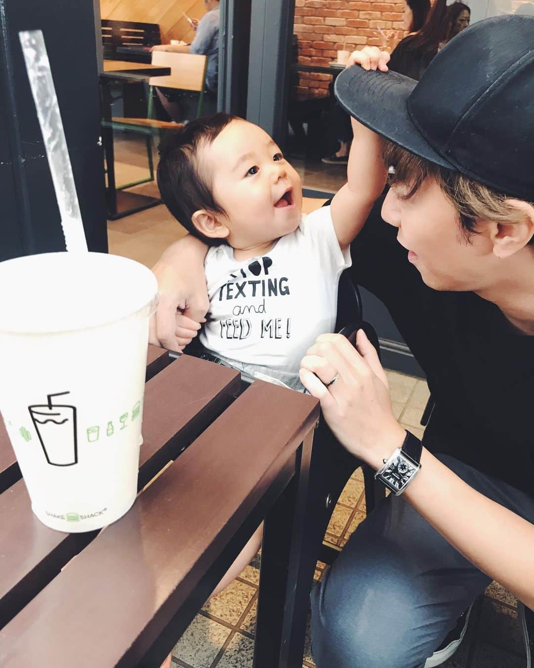 佐倉真衣さんのインスタグラム写真 - (佐倉真衣Instagram)「#shakeshack は子どもイスがあって便利なんだよなぁ👶🏻 ここのシェイクとレモネードが好き🥤 . #baby #babyboy #tokyo #男の子ベビー #男の子ママ #赤ちゃんのいる生活」10月2日 12時55分 - maitanaka20