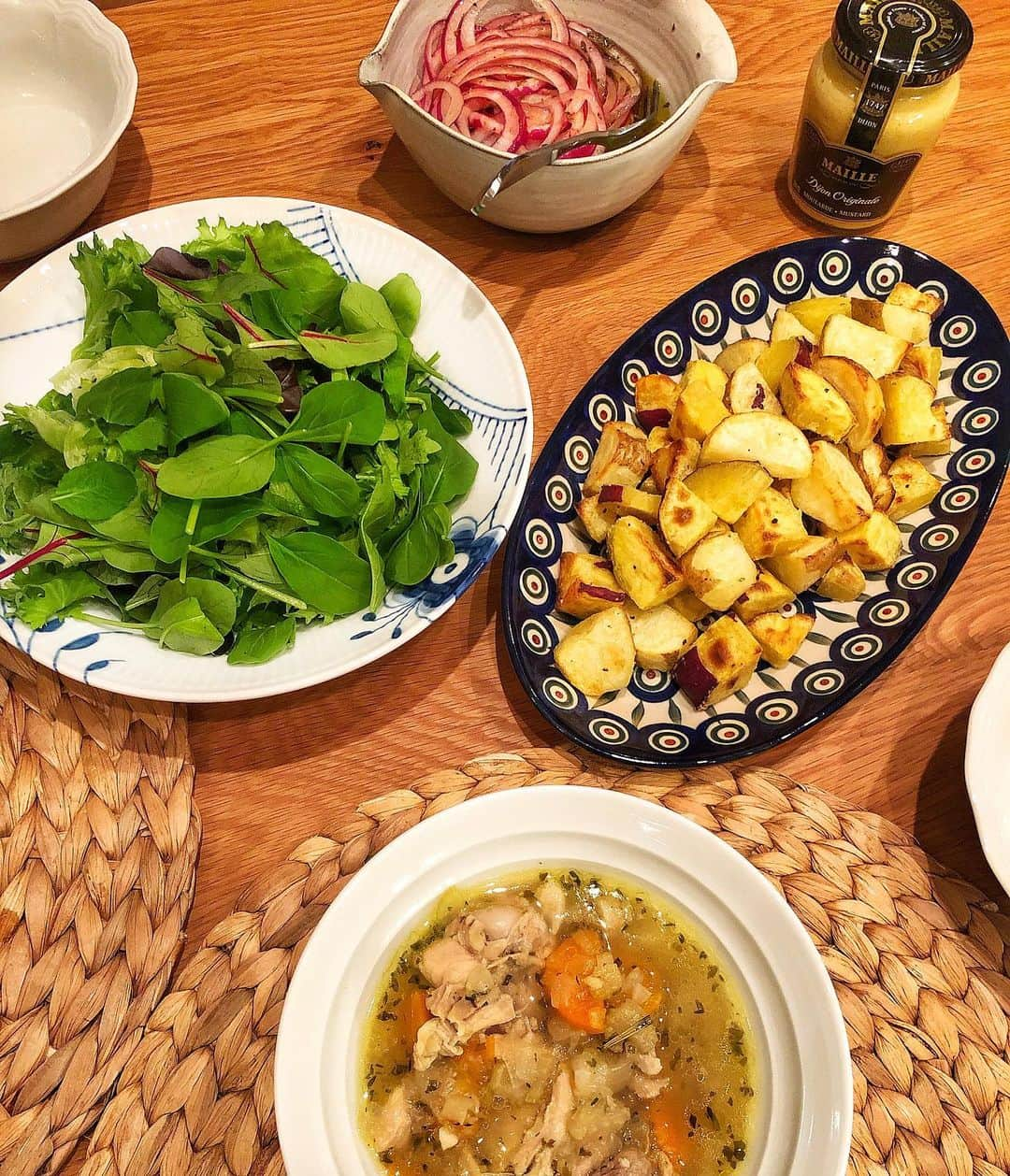 シャウラさんのインスタグラム写真 - (シャウラInstagram)「Chicken soup Green salad Marinated onions Roasted mixed potatos dinner last night チキンスープ グリーンサラダ 赤玉ねぎのマリネ ミックスポテトのロースト 昨日のご飯でした #cooking #foodie #料理」10月2日 13時06分 - shaula_vogue