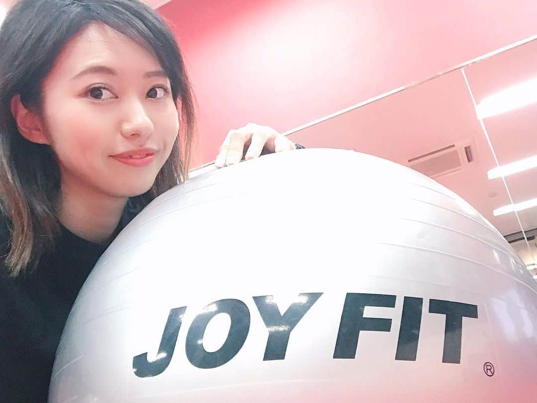 寺島茉里さんのインスタグラム写真 - (寺島茉里Instagram)「. #JOYFIT24 通いはじめたよって 𝐃𝐌がちょくちょく届いてて お仲間が増えて嬉しいです🏋🏻‍♀️♥️ . 最近は𝐓𝐑𝐗にすっかりハマって 前よりも回数続くようになった！ 翌日ヒーヒー言うてるけど😂笑 . 脂肪も筋肉もつきにくい体質で カラダ作りほんと大変ですが… 健康のためにも運動続けます🏃🏻‍♀️ . ※特別に施設内での撮影許可をいただいてます。 #joyfit24girls #joyfit #workout #trx #PR #ジョイフィット24 #ジョイフィット #24時間営業 #駅近く #スポーツジム #健康維持 #体型維持 #ダイエット #ジムジョ #ジム #筋トレ女子 #トレーニングウェア #ヨガウェア」10月2日 13時00分 - tera___1224