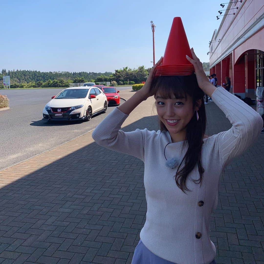 岡副麻希さんのインスタグラム写真 - (岡副麻希Instagram)「👒﻿ こんにちは！﻿ 今は何月というようなお天気！﻿ #10月 😉🐠🌈☀️🍉﻿ ﻿ #ぽかぽか陽気﻿ #車好きにはたまらないロケ#😍﻿ #スーパーGTプラス﻿ ついてから乗るだけでなく﻿ 見るのも大好きになりました😆♩﻿ ﻿ #バックが上手い人#モテる説﻿ #私もできるようになりたい！﻿ #免許…🥺🥺🥺﻿ ﻿ 👚#andcouture」10月2日 13時20分 - maki_okazoe_official