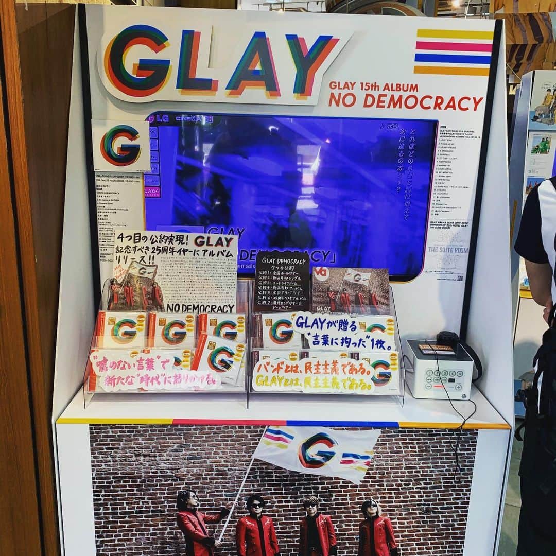 GLAYさんのインスタグラム写真 - (GLAYInstagram)「本日GLAYの15枚目のアルバム『NO DEMOCRACY』発売日！ タワーレコード渋谷店さん、HMV渋谷店さんでも展開して頂いております。 #GLAY #NODEMOCRACY #HAPPYSWING」10月2日 13時20分 - glay0525_official