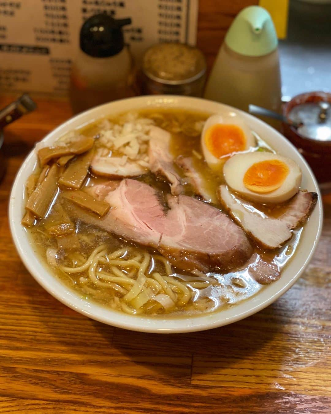 秋山具義さんのインスタグラム写真 - (秋山具義Instagram)「ランチラで、赤羽『麺 高はし』で「半ミックス肉麺」850円に「醤油玉子」80円トッピング。﻿ 赤羽近辺で撮影なので、その前に気になっていたこちらへ。 肉の量を半分にしたのにこの量！バラ肉4枚、大きいロース肉2枚、肉肉しくて最高！！！﻿ 太麺旨〜い！！！﻿ スープも思ったより濃厚すぎず麺に絡んで美味しかった！！！﻿ 刻み玉葱はスプーン3杯まで無料が嬉しい！﻿ ﻿ #麺高はし #赤羽ラーメン #具義ラーメン2019」10月2日 13時27分 - gugitter