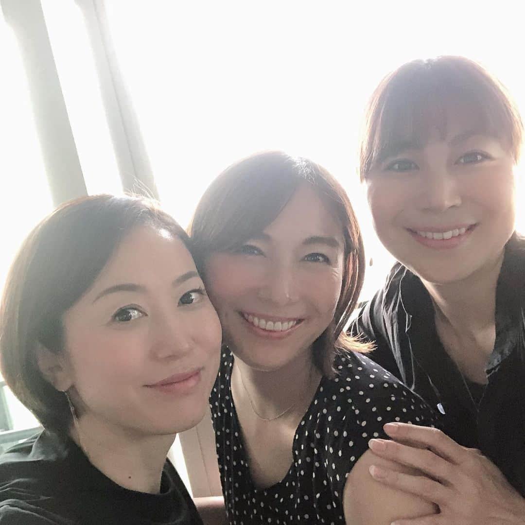 田中雅美さんのインスタグラム写真 - (田中雅美Instagram)「マイとおぐっちと久しぶりに会えました♡  あ、マイとは1週間ぶりくらい？笑笑  仕事のこと、 オリンピックのこと、 競技のこと、 プライベートのこと、 いっぱい話せて、あっという間に時間が過ぎていきました。  マイとおぐっち、なんだか、雰囲気が似てるんだよなぁ。。 明るさというか、天然さというか。😆 #女子会 #時間足りない #小椋久美子 ちゃん #中村真衣 どん #雰囲気似てる #この間間違えられてたし #バドミントン #女子ダブルス熱い」10月2日 13時43分 - tanakamasami_official