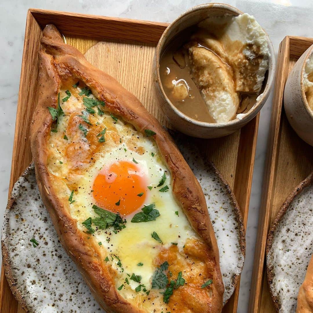 Symmetry Breakfastさんのインスタグラム写真 - (Symmetry BreakfastInstagram)「Pide 🇹🇷 a Turkish flatbread with folded sides almost like a boat, filled with plenty of cheese 🧀an egg and a shed load of butter, the recipe is from my very own book too 👍🏼 The little bowl is some yoghurt with dark tahini and pomegranate molasses 👌🏼 At the end of this month I’m off to Turkey with @inflowsummits to talk about food in Instanbul but then will be checking out  Gaziantep and Şanlıurfa afterwards #symmetrybreakfast」10月2日 13時46分 - symmetrybreakfast