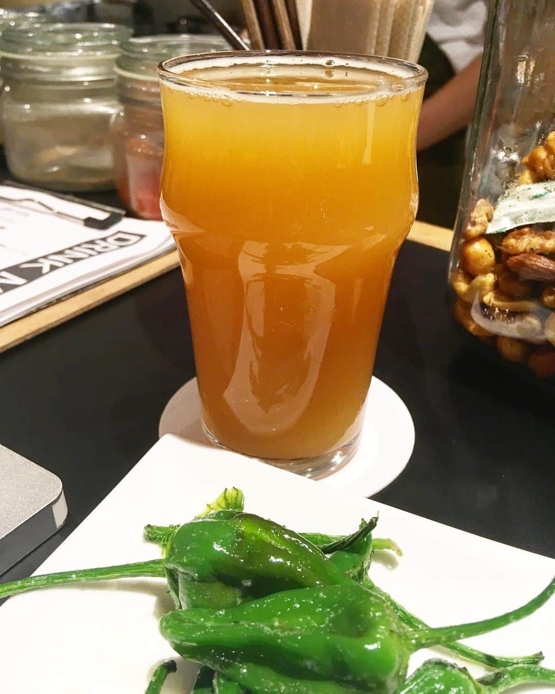 伊藤三巳華のインスタグラム：「もう地ビールの時代は終わる…今はクラフトビール時代到来‼️🍺✨⠀ 怪談とビールの因果を、ラグビーとビールの結びつきより強く感じている禍々仲間の皆様へ。⠀ 実は遠野はキリンビールのホップの名産地と言うことをご存知ですか？⠀ その遠野の位置は、世界に存在する「レイライン」…のような、「世界ホップライン」上にあるホップ生産には絶好の…パワースポットなのです！✨⠀ ⠀ 今、ビール業界から一目置かれているビールパワースポットでもある遠野から満を持して⠀ お店に醸造所を作り、地ビールではない、「クラフトビール」を製造する⠀ ✨『遠野醸造TapRoom」さん✨⠀ が誕生してました！⠀ 😒えー…地ビールって実はあんまり……、な、私でしたが、アメリカからレシピが来たという「クラフトビール」を始めてココで試飲。その美味しさたるや‼️‼️😍⠀⠀ ⠀ お伝えしたいのは「地ビール」と「クラフトビール」は全く違うという事。⠀ そして、「クラフトビール」こそ、私が地ビールに夢を抱いていた、手作りビールの素晴らしさを伝えていると言うことです。⠀ ⠀ 実は来たる『10月4日』から横浜で⠀ 『オクトーバービールフェスト』が開催されますが ⠀ …パワースポットの遠野醸造…飲めます‼️✨🍻✨ 詳しくはHPで https://www.yokohama-akarenga.jp/oktoberfest/map/⠀ 遠野醸造参戦しておりますので、日本唯一のホップラインのパワードリンク・ビアーを是非‼️✨⠀ ⠀ オススメは『HAZY IPA』というとってもフルーティなのに、ガツンと取り憑いてくるアルコール強めのビアー🍺👍⠀ ビール修験者・南さんが惚れ込んだレシピを、遠野ホップを熟撰し手作りしたビールです。⠀ ⠀ オクトーバービールフェスでも勿論、東北の方は、是非、⠀ ビールレイラインのホップパワスポに店舗を構える⠀ 「遠野醸造TAPROOM」⠀ にも足を運んで見てください。⠀ きっと開眼できますよ✨👁✨ https://m.facebook.com/tonobrewing/?locale2=ja_JP⠀ ⠀ #オクトーバーフェスト2019 ＃ビールは御神酒 ＃本気で美味しかった ＃絶対いく」