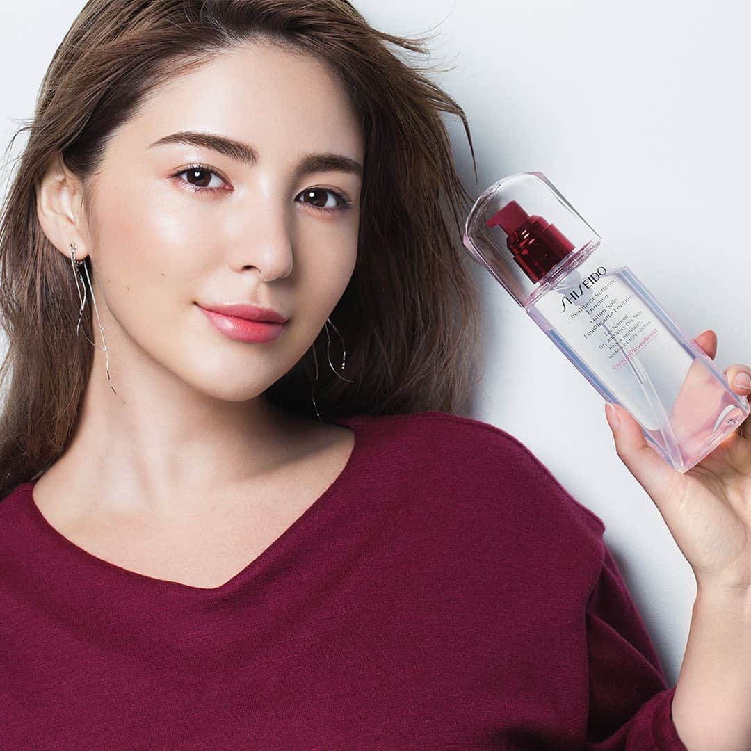 のインスタグラム：「【現品プレゼント】ポジティブな美貌の源には肌にうるおいが必要だった！ 美容ジャーナリスト・エディターの松本千登世さんも太鼓判「SHISEIDO トリートメントソフナー エンリッチド」で、未来の肌悩みに備え、透明感のあるうるおいに満ちた健やかな肌を目指して。 “うるおい持続化粧水”で、乾燥に負けない肌作りを。  #SHISEIDO #うるおい持続化粧水 #トリートメントソフナー #資生堂 #マキアオンライン #PR （WEB編集KN）」