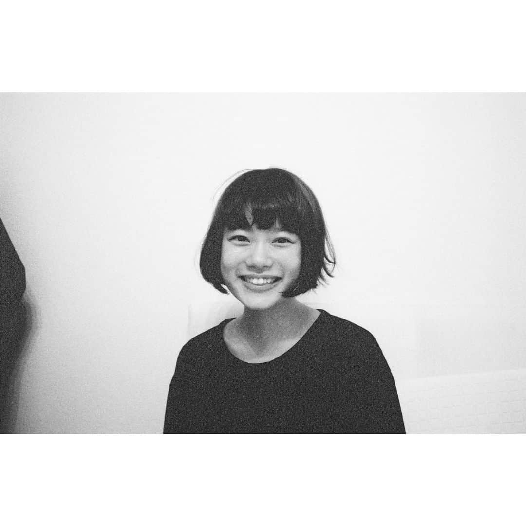 杉咲花のインスタグラム：「わーい！22歳になりました。 健康に気をつけて、これからも頑張るぞー、😆 ずっと欲しかったSINMEのリングを母にプレゼントしてもらいました。とっても素敵です。嬉しいよぉ。。ありがとうまま❤︎ そしてみなさんも、いつも、どうもありがとう🌹」