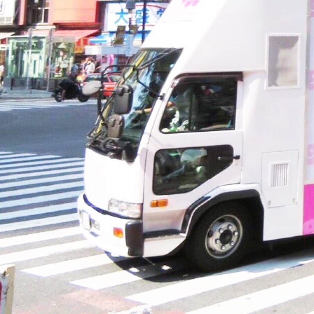 egg公式さんのインスタグラム写真 - (egg公式Instagram)「egg秋号発売記念‼️ 渋谷の街をeggアドトラックがジャック🚌⚡️ 1週間限定で渋谷を走り回っているので、渋谷でバスを見かけたら #egg秋号発売 でSNS拡散してね💖💖🤙🏽🤙🏽🤙🏽 ・ #egg #egg秋号 #アドトラック #ギャル #ギャルが一番かわいい」10月2日 14時10分 - new_eggofficial