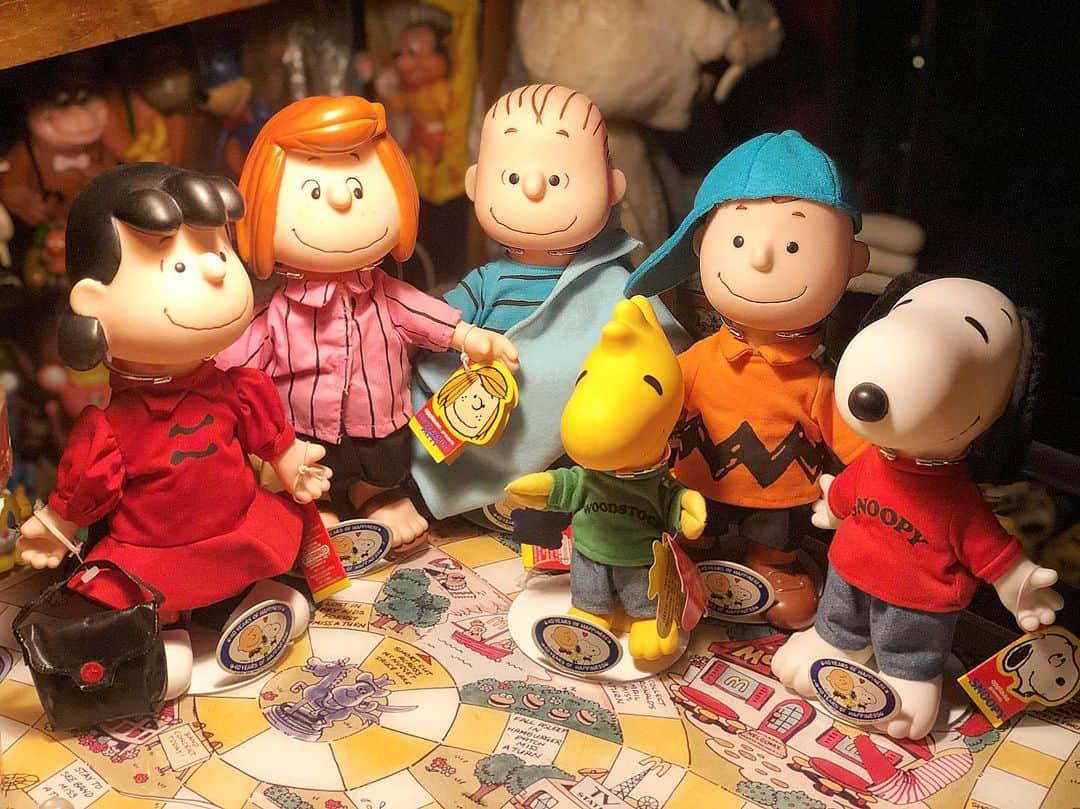 大川知英のインスタグラム：「90's Applause Peanuts Doll  With Stands Dead ❗️ 台座付きの激カワセットがtakatsubase  に入ってきた🤡キャプテンはUpiー👀  #peanuts#applause#doll#withstand #deadstock #90s#台座付き最高 #激カワ#セット#takatsubase  #amecajiboys #アメトイ部」