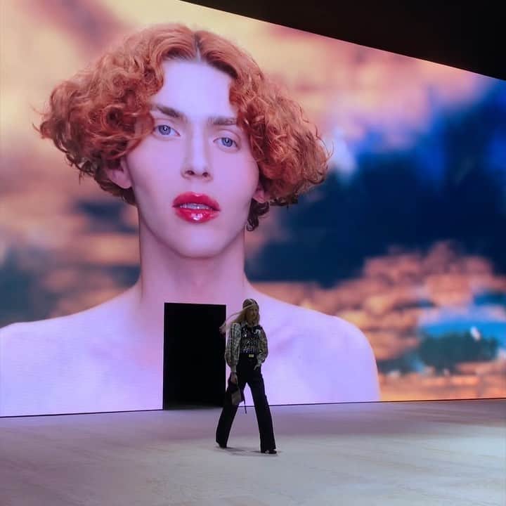 のインスタグラム：「ニコラ・ジェスキエールがいざなうベル・エポックへの旅。近未来的な世界を打ち出してきたこれまでとは一転、19世紀末から第一次世界大戦前までのムード色濃い、レトロシックなルックを披露した。 着想源はサラ・ベルナール。挑発的で情熱的な彼女の魅力と、プルーストの世界をハイブリッド。胸には蘭のコサージュ。古き良きパリの情景を彷彿とさせる一方で、会場を木材のシンプルな仕立てに抑えたのも、注目すべき点。木材はすべて再利用され、他の設営機材もすべてレンタルするなどLVMHの環境問題へのコミットメントがここにも。 圧巻だったのが、正面の巨大スクリーンに投影されたソフィ　@sophie_msmsmsm の「It's Okay To Cry」MVの特別ロングバージョン。「内なるあなたが、最高のあなたの姿」「心のなかにある闇も含めてあなたを知りたい」「泣いてしまっても大丈夫」と語りかける歌詞とベルエポックなルックを目の当たりに、涙を浮かべるゲストも。トランスジェンダーであることを表明しているソフィ。パリコレを締め括るにふさわしい、力強く美しいショーとなった。 #louisvuitton  #spur #pfw20ss #thebestrunways2020ss #spur編集G」