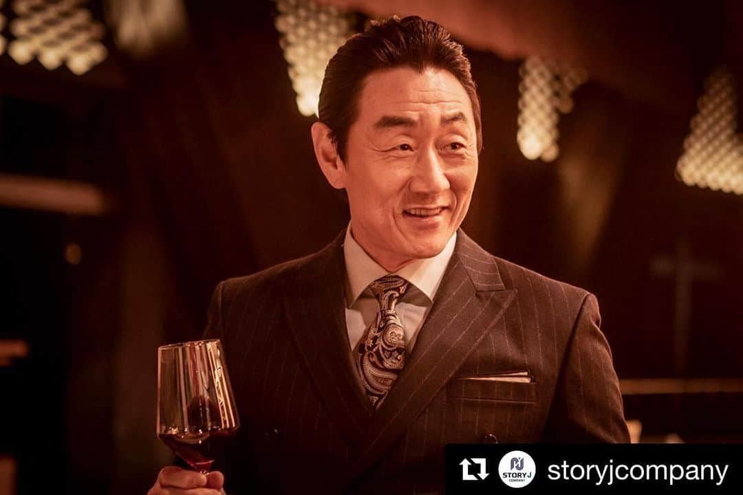 ホ・ジュノのインスタグラム：「많이 사랑해주세요. .  #Repost @storyjcompany with @get_repost ・・・ [#허준호] ⠀ 영화 '퍼펙트맨'에서 조직의 보스 '주범도'로 분해, 명불허전 카리스마를 선보일 허준호 배우😎 ⠀ 오늘 개봉! 영화 '퍼펙트맨'과 허준호 배우 많이 사랑해주세요:D  사진제공 : 쇼박스 ⠀ #배우 #영화 #퍼펙트맨 #주범도 #스토리제이컴퍼니 #Storyjcompany」