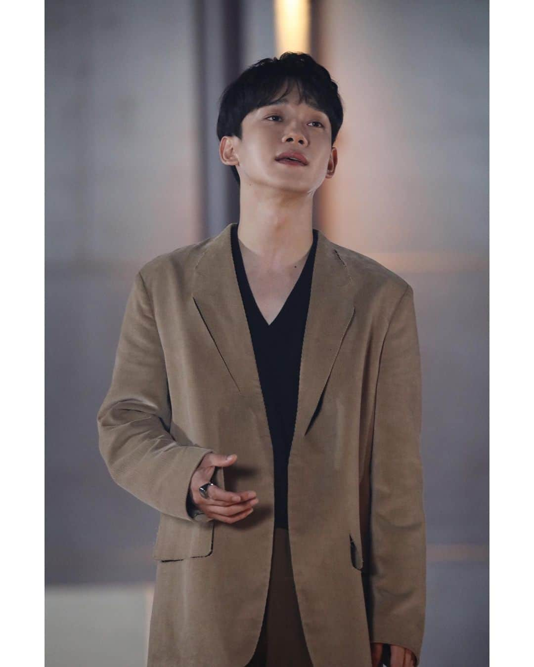 EXOさんのインスタグラム写真 - (EXOInstagram)「첸 '우리 어떻게 할까요 (Shall we?)' MV Behind Photos🎬📸 - #첸 #CHEN #믿고듣는첸 #엑소 #EXO #weareoneEXO #사랑하는그대에게 #Dear_my_dear #우리어떻게할까요 #CHEN_LOG」10月2日 14時21分 - weareone.exo