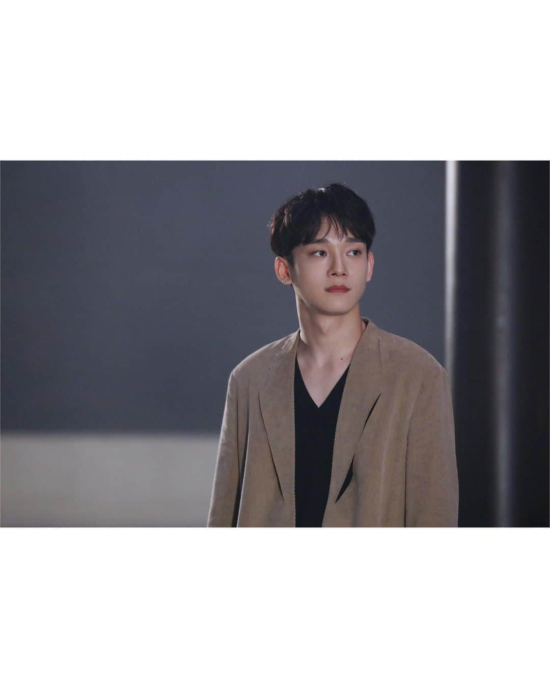 EXOさんのインスタグラム写真 - (EXOInstagram)「첸 '우리 어떻게 할까요 (Shall we?)' MV Behind Photos🎬📸 - #첸 #CHEN #믿고듣는첸 #엑소 #EXO #weareoneEXO #사랑하는그대에게 #Dear_my_dear #우리어떻게할까요 #CHEN_LOG」10月2日 14時21分 - weareone.exo