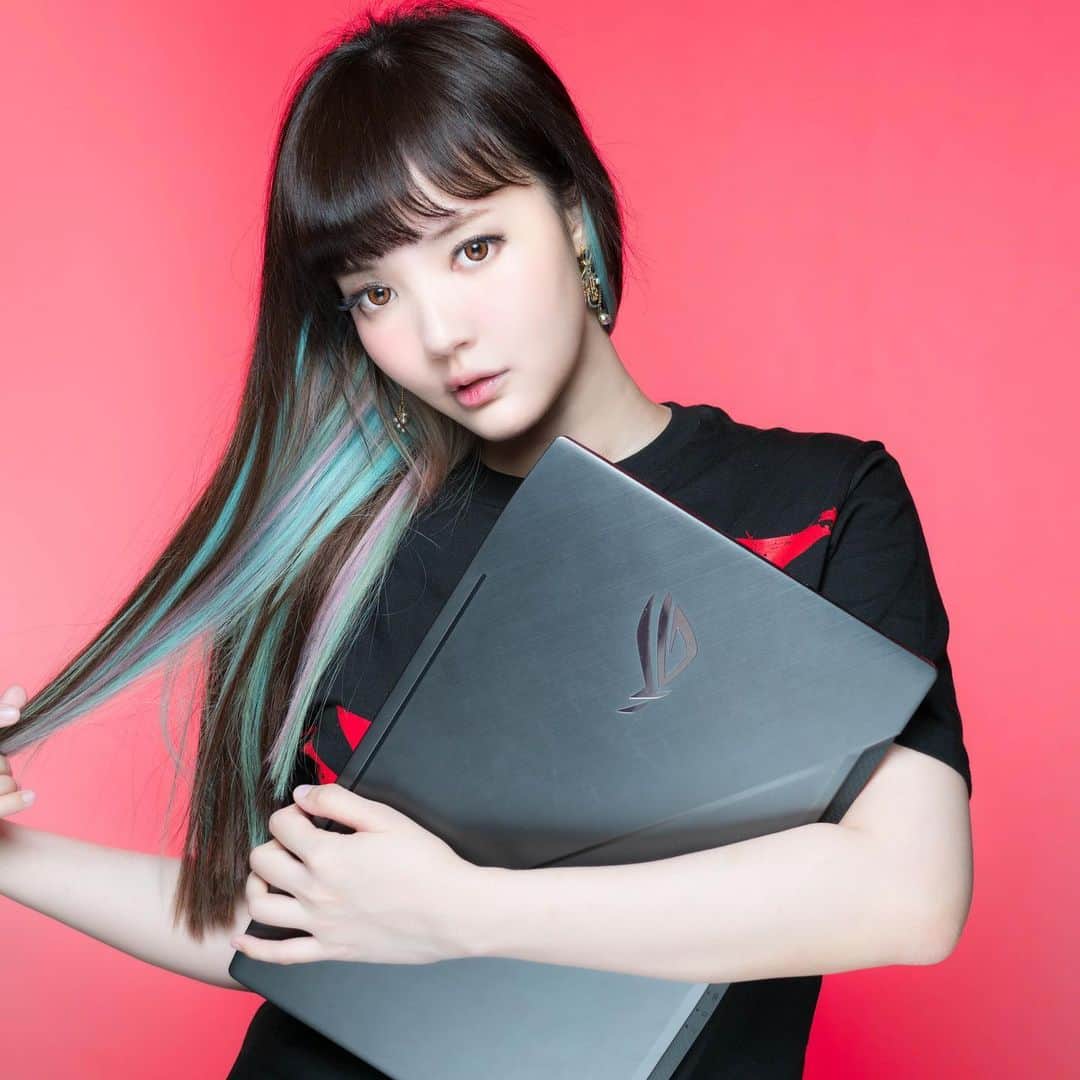 YingTzeさんのインスタグラム写真 - (YingTzeInstagram)「This one @17.ambition edit one. He is very proud of it . 🤣 _ Going to have a new ROG-Themed Photoshoot soon since @asusrog.my has blessed me with a new jacket & Scar III Gaming Laptop ! ❤️ Any shoot ideas that you would like me to try ? _ 📸 @17.ambition  #blessed #ytzgaming #asusrog #ROGMYKOL #republicofgamers」10月2日 14時28分 - yingtze