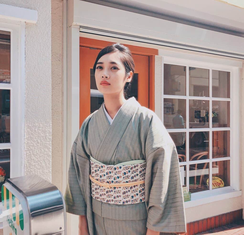 林田岬優さんのインスタグラム写真 - (林田岬優Instagram)「普段着が着物な生活に憧れる。 洋服を決めるみたいに、今日はどんな雰囲気、柄にしようかなって。 帯の締め方、色や小物、些細な事で印象が変わりやすいから、たのしくって面倒くさくってとっても良い時間なんだろうな。 @utsukushiikimono 🌼」10月2日 14時30分 - miyu_hayashida