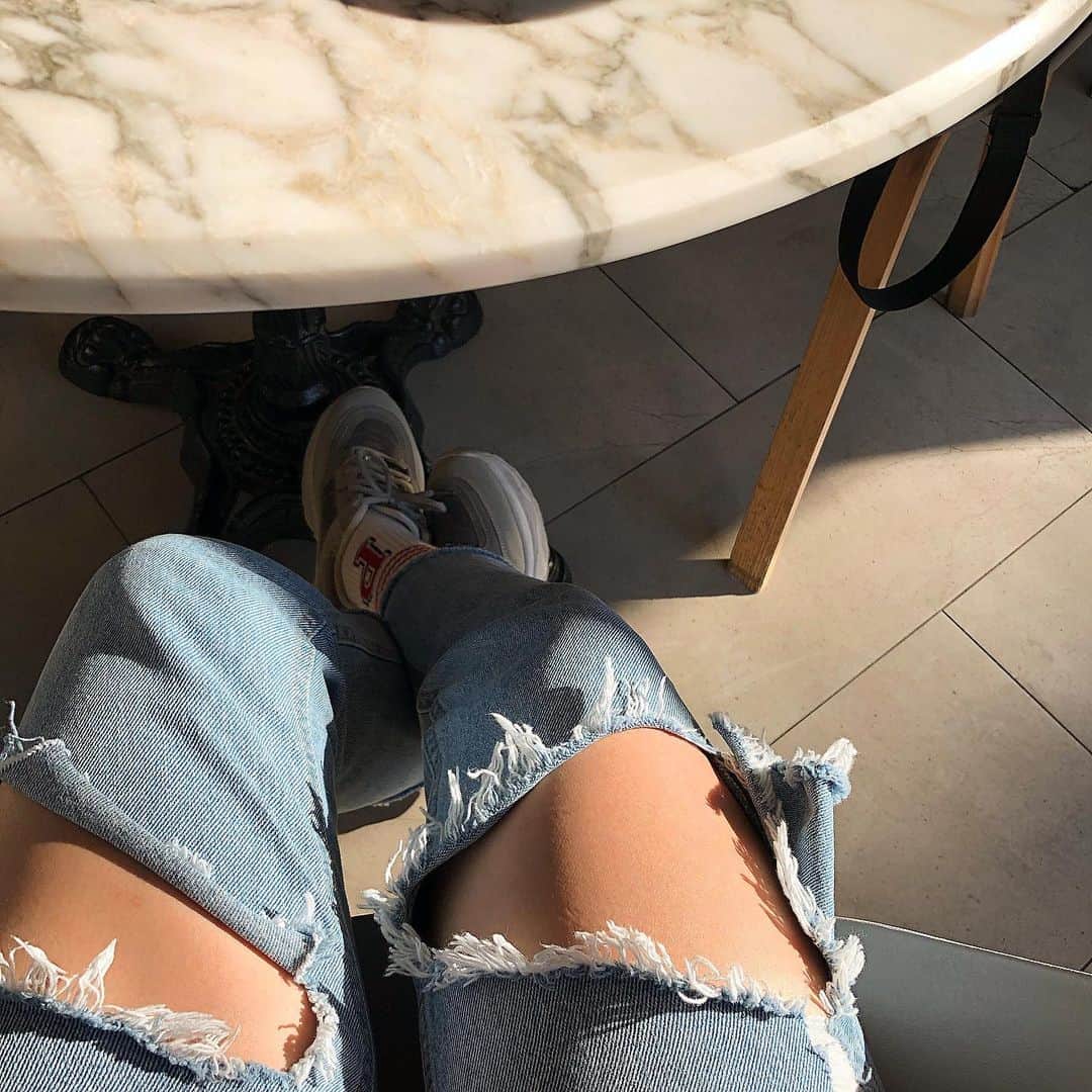 のインスタグラム：「あんまり普段長ズボン履かないけれど、最近デニムにはまってます😏😏💜 . . #denim #koreanfashion #fashion #ダメージジーンズ #デニム #cafe #korea #ootd #카페 #바지」