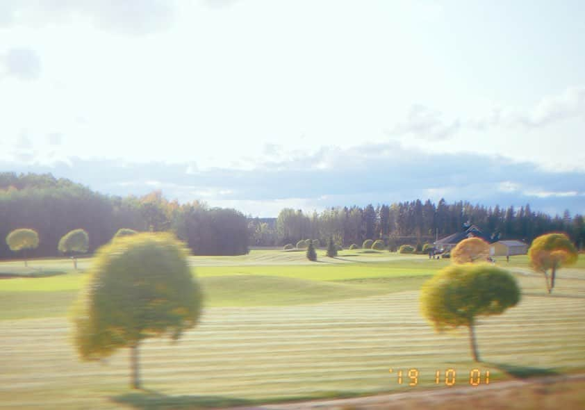 猪鼻ちひろさんのインスタグラム写真 - (猪鼻ちひろInstagram)「I'm in Finland🌳🍃 世界で幸福度ランキング2年連続1位の フィンランドにやって参りました🇫🇮 ずっと訪れてみたかった場所に ご招待していただいて感謝感激です。  移動中の大自然を見ているだけで癒されていて、 寝るのが勿体ないくらい。  今回の旅のメインはなんと言ってもサウナ。 モーニングサウナ イブニングサウナ ミッドナイトサウナ 兎にも角にもサウナ😂  ということで、とても楽しみにしてきました。 (汗を流すのが大好き) フィンランドのことは勿論、 フィンランド人の生活の一部であるサウナの知識も沢山吸収して、つるっつるお肌になって帰りたいと思います。 あ〜〜〜幸福度もう既に高め☺️🍃 #finland #finlandsauna #Europa #trip #ちひろトリップ #ちひろtripフィンランド #フィンランド」10月2日 14時37分 - inohanachihiro