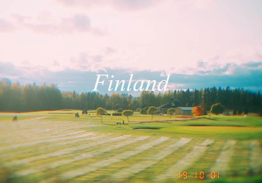 のインスタグラム：「I'm in Finland🌳🍃 世界で幸福度ランキング2年連続1位の フィンランドにやって参りました🇫🇮 ずっと訪れてみたかった場所に ご招待していただいて感謝感激です。  移動中の大自然を見ているだけで癒されていて、 寝るのが勿体ないくらい。  今回の旅のメインはなんと言ってもサウナ。 モーニングサウナ イブニングサウナ ミッドナイトサウナ 兎にも角にもサウナ😂  ということで、とても楽しみにしてきました。 (汗を流すのが大好き) フィンランドのことは勿論、 フィンランド人の生活の一部であるサウナの知識も沢山吸収して、つるっつるお肌になって帰りたいと思います。 あ〜〜〜幸福度もう既に高め☺️🍃 #finland #finlandsauna #Europa #trip #ちひろトリップ #ちひろtripフィンランド #フィンランド」