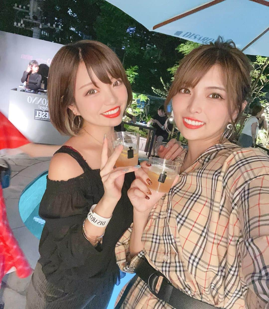 みきでりさんのインスタグラム写真 - (みきでりInstagram)「ききちゃんとDIESELのパーティに行ったよ😘👍💓 渋谷にあるんだけど 洋服可愛すぎて震えた…欲しい…笑 プールサイドで飲むお酒も美味しかった💓 好きな美人DJさんいてガン見してたあぁぁ @monemilk ㅤ ㅤ ㅤ ㅤ ㅤ ㅤ ㅤ ㅤ ㅤ ㅤ #diraronnowearsdiesel #diesel #disaronno #amaretto #fashion #ootd #party #ショートボブ #ショートヘア #ショートカット #サロモ #撮影モデル　#メイク#インフルエンサー#コスメ#コーデ#お酒#乾杯#プール#カフェ#347cafe」10月2日 14時45分 - mikidelicious