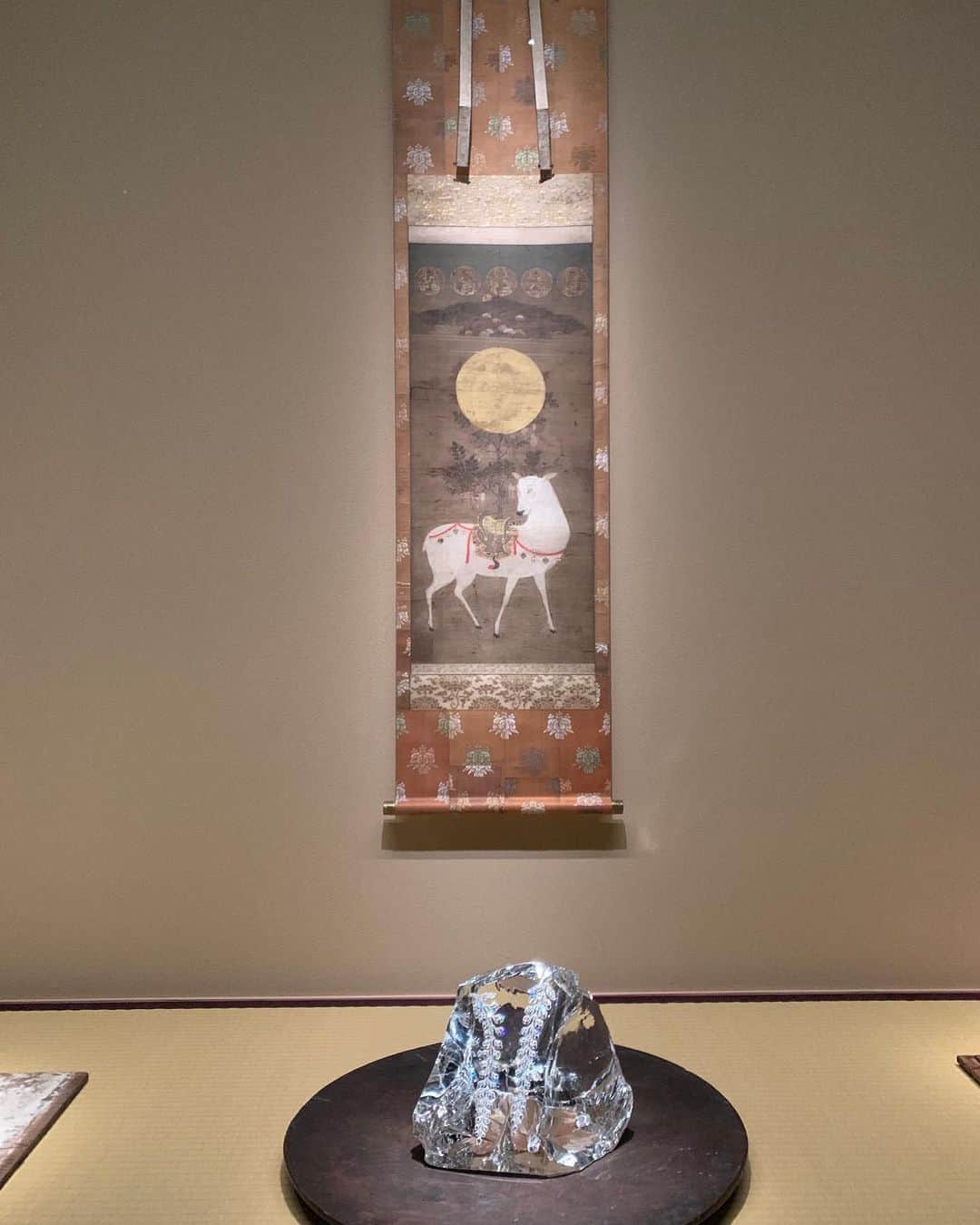 翁安芸さんのインスタグラム写真 - (翁安芸Instagram)「Cartier, Crystallization of Time at The National Art Center in Tokyo✨﻿ ﻿ 昨夜は、本日10/2より国立新美術館で開催される「カルティエ、時の結晶」展のPRIVATE VIEWINとCOCKLATEL RECEPTIONへ💎﻿ ﻿ カルティエの歴史的宝飾作品約300点が、杉本博司さんの手掛ける会場構成で展示された圧巻の空間。時と素材とカルティエを感じる素晴らしい夜でした🌟 もう一度展示中にゆっくりと観に行きたいと思います。﻿ ﻿ #カルティエ時の結晶 #国立新美術館 #カルティエ #Cartier #cartiercrystalizationoftime #akiweng #翁安芸」10月2日 14時52分 - akinyc