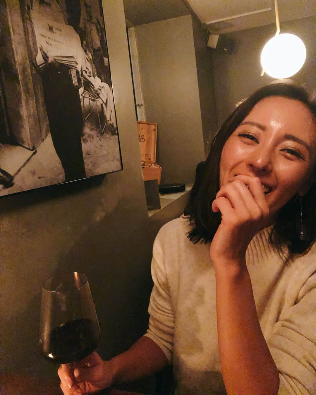 東美樹さんのインスタグラム写真 - (東美樹Instagram)「First night, First vino in CPH. It wasn’t bad at all x ヨーロッパの独特な街の匂いと鼻にツンとくる冷たい風に、味わった二種類の赤ワイン。  五感がしっかり覚えてくれてる。 #Mikichangin🇩🇰 #旅忘備録 . . . #copenhagenlife #visitdenmark #girlstravel #travelgram #traveleurope  #ヨーロッパ旅行 #タビジョ #コペンハーゲン #デンマーク #ワイン好き」10月2日 15時02分 - mikko.36___