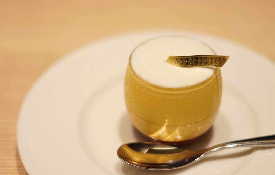 ロシアン佐藤さんのインスタグラム写真 - (ロシアン佐藤Instagram)「秋コレクションのヌヌースのケーキも可愛い😭✨ あと食べて感動したのがプリンとマカロン。 プリンは2層タイプで食感が楽しく、カラメルにはタイムが使われていて爽やかな香り！ マカロンは、蜂蜜とゴルゴンゾーラが超濃厚で、スイーツながらワインに合いそうなお味でした☺️ #ルワンジュ東京 #louangetokyo  #スイーツ #sweets #ヌヌース #🐻 ヌヌースどこから食べたらいいんだろう←」10月2日 15時17分 - i_am_hito.chin