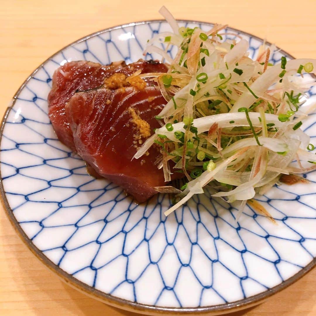 岩間恵のインスタグラム：「昨日は学生時代のバイト先へ。 相変わらずの空間にほっこり😭❤︎ 相変わらずの美味しさにうっとり🤤♡ #また鰹トップに載せてみた #東京の家族写真 #この間撮ったやつだけど 笑 #忘年会楽しみ 😏🍻💕」