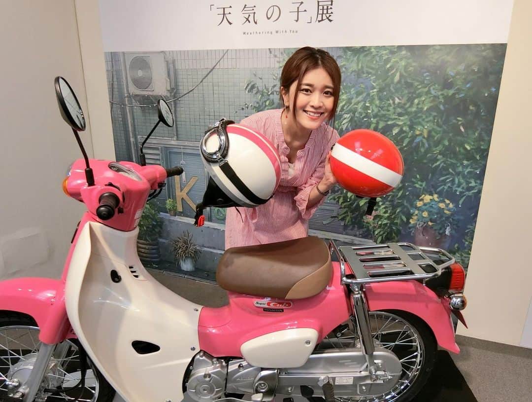 東紗友美さんのインスタグラム写真 - (東紗友美Instagram)「10月25日より開催される東京国際映画祭に向けたお仕事が早めに終わりました〜（＾ν＾）👏 ということで、10月7日まで開催中の天気の子展に行くことができました⛅️ 超エモーショナルなシーンに登場するあのバイク、実際に乗って、ヘルメットをかぶって写真撮影可能だそうです📷👍 他にも天気を体感するコーナーがあったり。 足早でしたが、じっくり楽しめそうな場所でした。 それにしても平日の午前中なのに、カップルがとにかく多かったなぁ〜！！ 新開誠さん作品は、カップル向けのコンテンツになったんだなぁと。 いろんなことを思う展示でした。 それにしても、みれてよかったー！ #松屋 #松屋銀座 #銀座 #天気の子 #新開誠 #天気の子展 #映画 #映画イベント」10月2日 15時48分 - higashisayumi