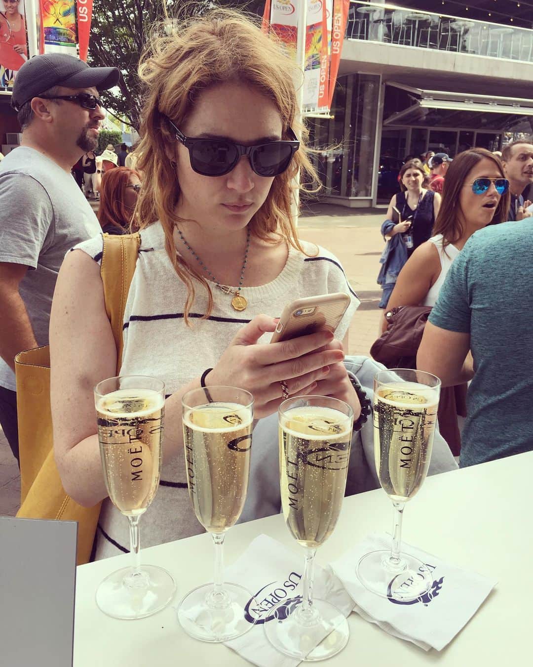 クリステン・コノリーのインスタグラム：「Stay hydrated, folks 🥂💦 #ninetydegrees #vintagephoto #usopen2017 @alexthealan 📷」