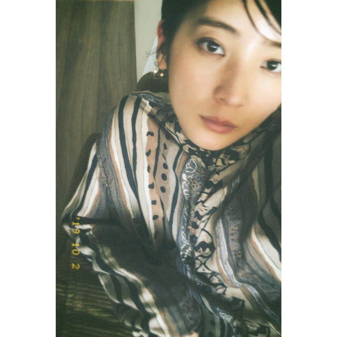吉田怜香さんのインスタグラム写真 - (吉田怜香Instagram)「フィルムアプリ🎞のぱしゃっとセルフィ。 僕のワンダフルジャーニーを観るために 僕のワンダフルライフ観た夜🌙 ベルテツと一緒に毛布にくるまって観たから いろいろと愛しすぎた」10月3日 1時16分 - reikayoshida_