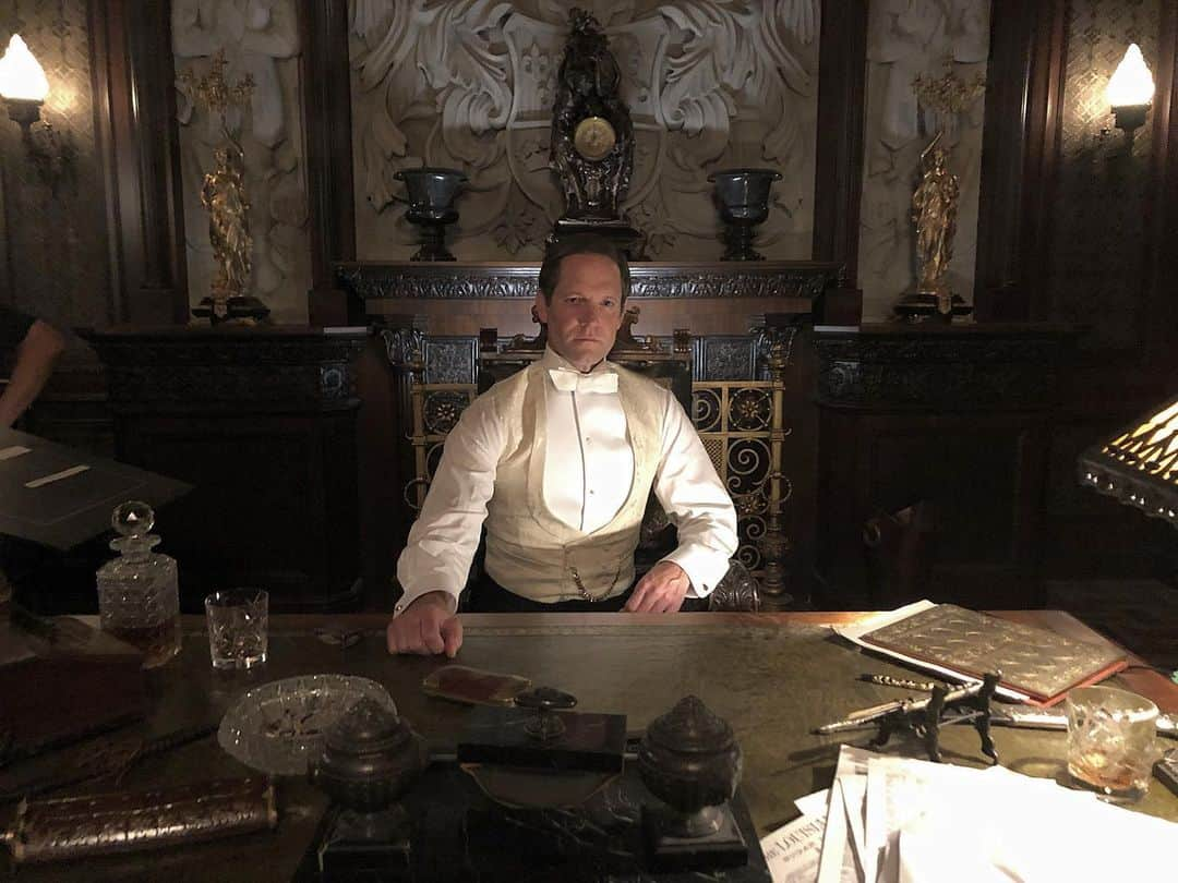 マット・レッシャーさんのインスタグラム写真 - (マット・レッシャーInstagram)「My late 19th century, mudslinging, jet lagged, Budapest summer. Fascinating role on a stunning show peppered with great talent. Thanks to #TedLevine and @emilybarber1_  and @thereallukeevans for the memories.  #thealienist #theangelofdarkness #williamrandolphhearst  #tnt #köszönöm」10月3日 1時21分 - realmattletscher