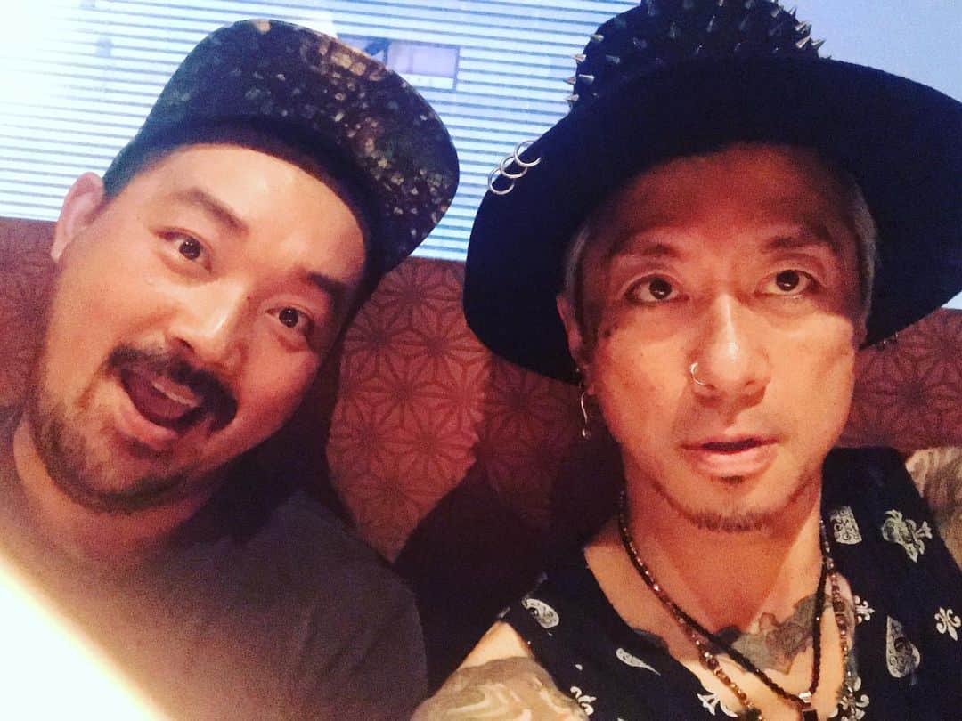 Ju-kenのインスタグラム：「仕事終わりに、新宿にて渡嘉敷島を愛して止まない、そのためだけに生きてる男が上京して来たので、呑みand呑み🍺 今年もJuonバンドから派生して、前回のメンバーで！と、熱望してくれた事に、心より感謝と、友人として、ただただ嬉しい再会😆  11/2渡嘉敷島にて、またまたアツイライブやります、ぜひ、最高の海と最高の音、堪能しに来て下さい♫  @otomodachi.tokashiki #とかしきミュージックフェス音もだち2019 #実行委員長」