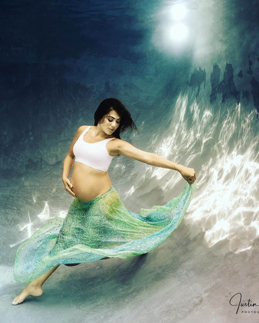 カミーユ・グアティのインスタグラム：「I believe @tyrabanks would agree I’m modeling from head to toe here! Thank you @jlutsky for these beautiful memories! Also not letting me drown! . . #underwaterphotography #underwater #pregnancyphotoshoot #pregnancyshoot #maternityphotography #maternityshoot #9monthspregnant #babybelly #pregnantbelly #babybump」