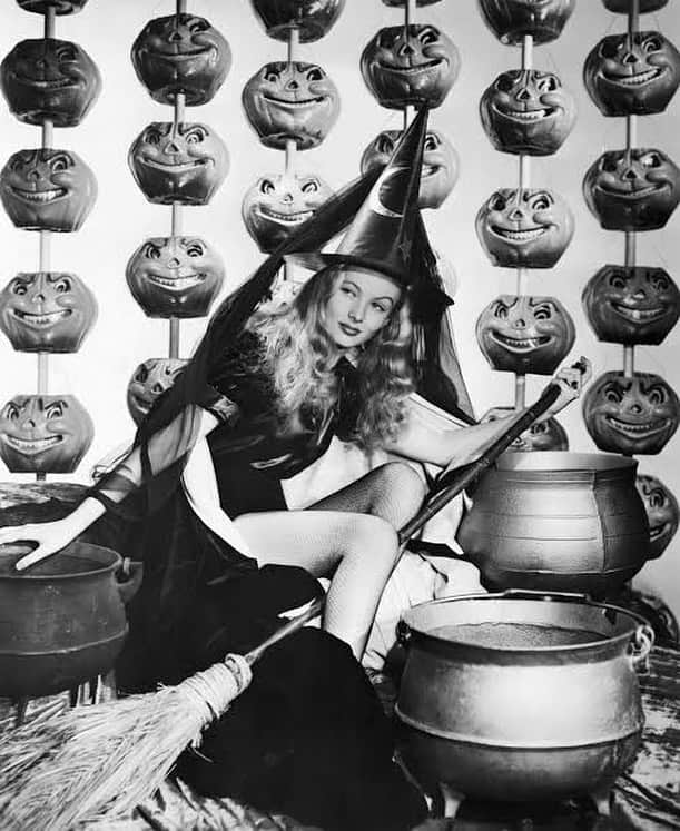 エレナ・サチンのインスタグラム：「My October Mood 🎃」