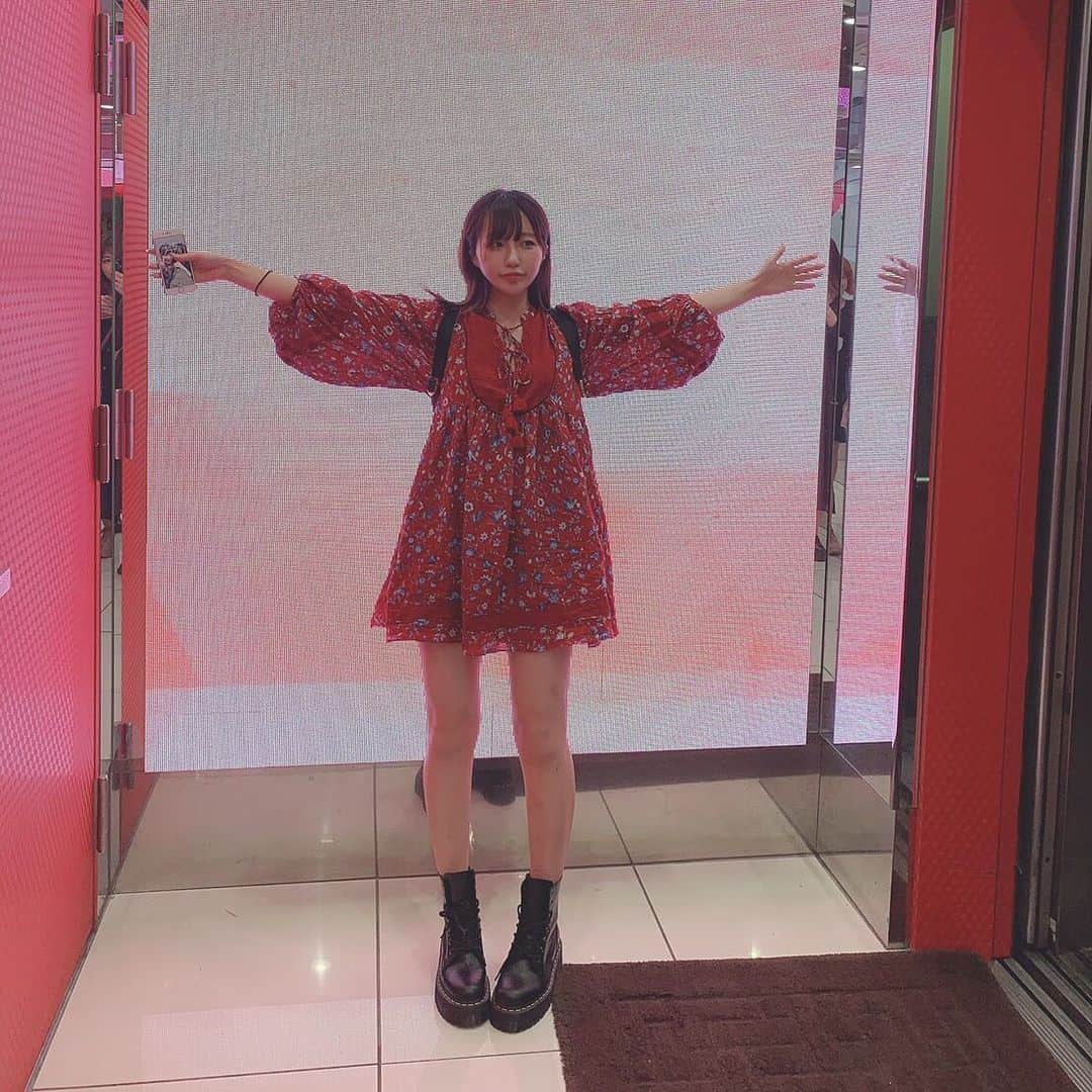 のインスタグラム：「お洋服どこの？ってたくさん聞いてもらえるとなんか嬉しい🤒 ワンピースはSNIDEL 靴はマーチン ジェイドン8ホール だよ〜♡ 鞄は見えないけどMarc by marc jacobs！  #drmartens #snidel #ワンピース #赤ワンピース #秋ワンピース #秋服」