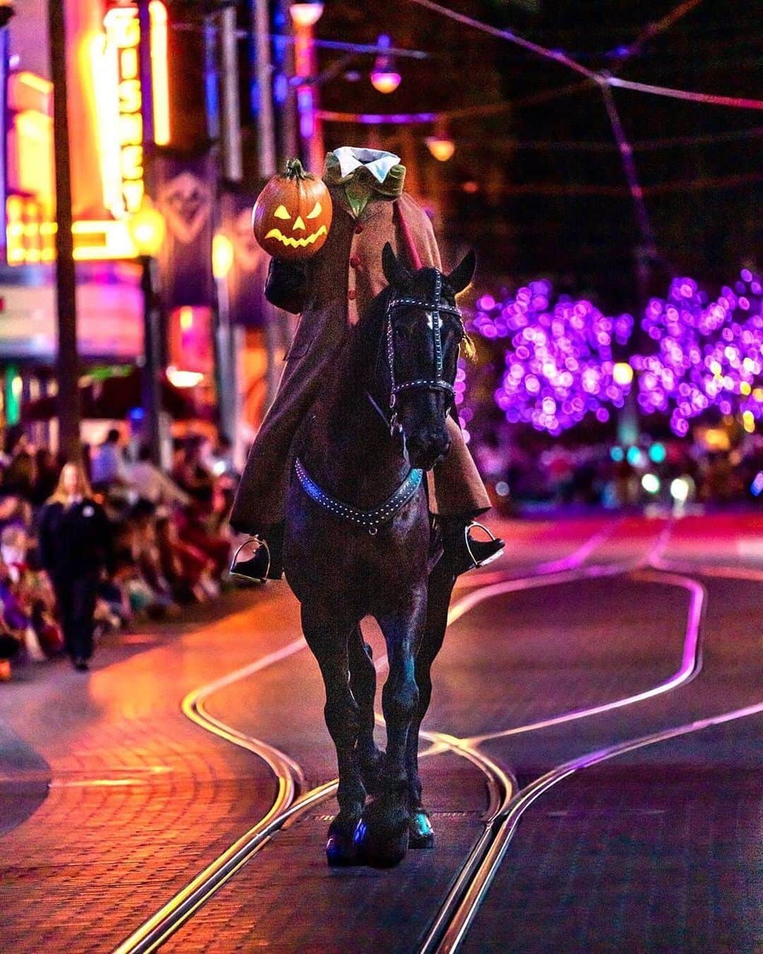 ディズニーランドさんのインスタグラム写真 - (ディズニーランドInstagram)「Legend has it the Headless Horseman of Sleepy Hollow has arrived - give a scream, it’s #HalloweenTime! 🎃😱 (📷: @magic.through.a.lens)」10月3日 2時02分 - disneyland