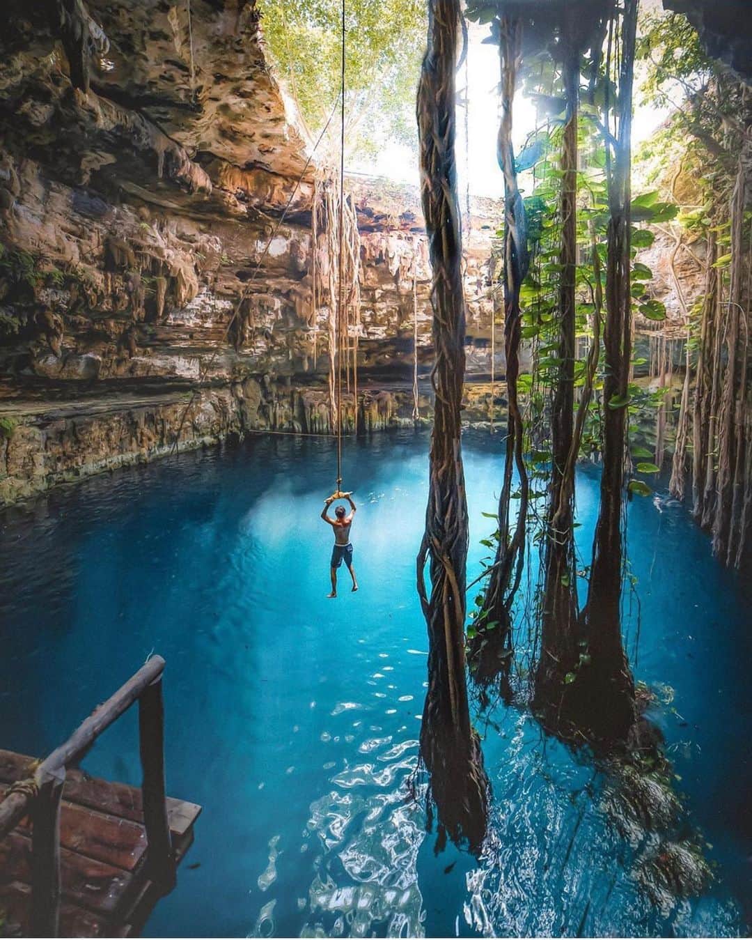 bestvacationsのインスタグラム：「Cave diving in Mexico! Tag who you would jump in with! By @davidmrule #BestVacations」