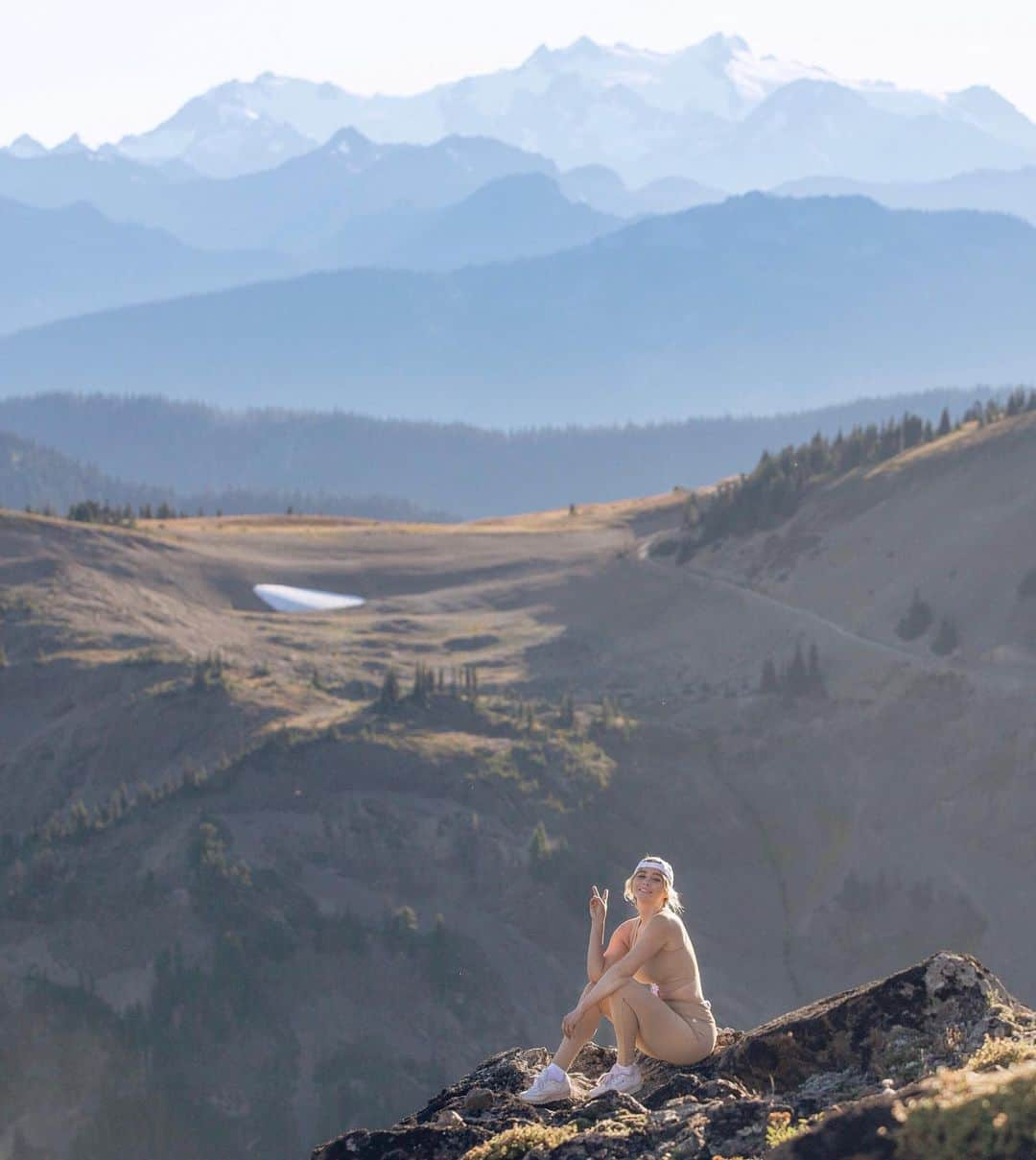 サラ・ジーン・アンダーウッドさんのインスタグラム写真 - (サラ・ジーン・アンダーウッドInstagram)「Climbing mountains in @fashionnova (AD✨) Getting in one last hiking adventure before the snow rides in here! . Fitness top “all tied up right now crop top” Leggings “all tied up right now leggings” . #novababe #ootd」10月3日 2時25分 - saraunderwood