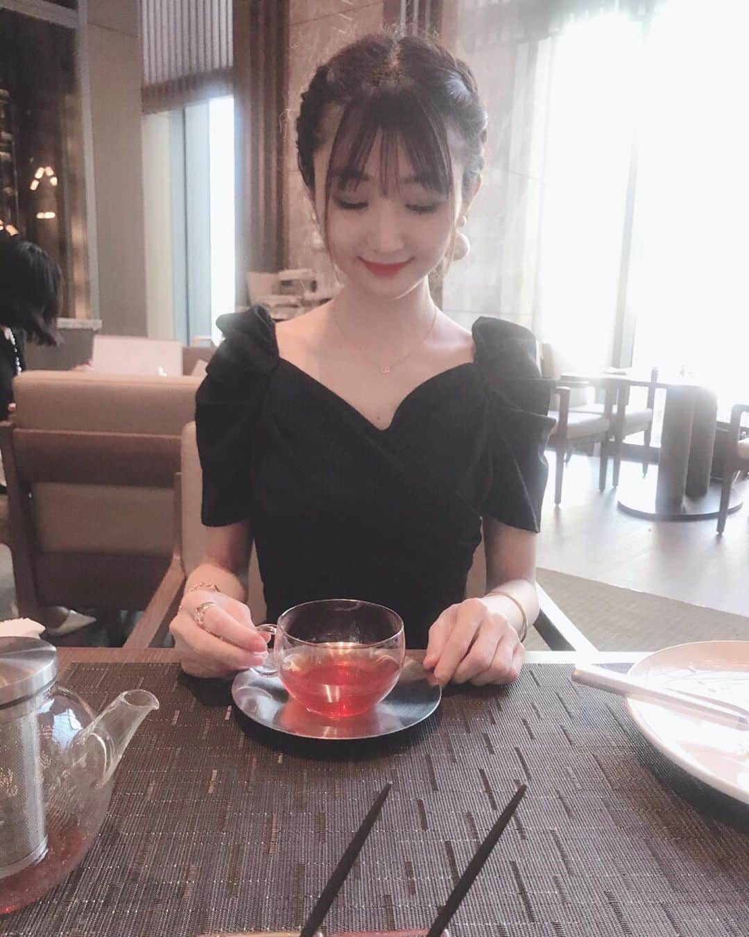 奈々子のインスタグラム：「9月にThe Okura Tokyoとしてリニューアルしたオークラへ☆ withママ♡ 4年越しの本館開業、ロビーのオークラランタンは中身がLED化され見事健在♪ ジャパニーズモダン☆  奈々子が1番楽しみにしていたのは オークラ伝統フレンチトースト♡ 久しぶりにいただきました(*^_^*) ローズのルイボスティーもさっぱりしていて美味しかった♪(*^^)o∀*∀o(^^*)♪ . . #ママデート #ホテルオークラ東京 #オークラのフレンチトースト #食欲の秋 #ローズルイボスティー #theokuratokyo #n75小顔ピアス #n75jewelry」