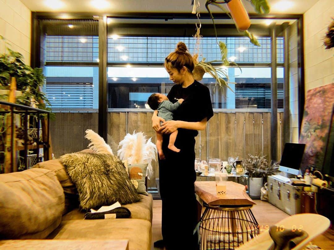 nanako itoのインスタグラム：「今だけの2人時間の記録。セルフで笑。 . 今は1人じゃなーんにもできないけどそのうちなんでもできるようになっていくんだろうね〜。 . 今は何かを伝えたい時、顔を真っ赤にしてお腹すいたーとかオムツ変えたーいとか眠れなーいとか、全部泣いて教えてくれるんだもんね。 . 顔を真っ赤にして泣いているのも今だけなんだと思うとどれだけ泣いてても愛おしいよ〜。でも夜はちょっと寝ようね🙃 そよぎ君のニコニコが見れるのが今は一番の楽しみ😊 . そろそろお客様の髪の毛を切りたいな〜っていうムズムズした気持ちもでてきた今日この頃です。もう少し待っててくださいね ✂︎✨ . #息子 #son」