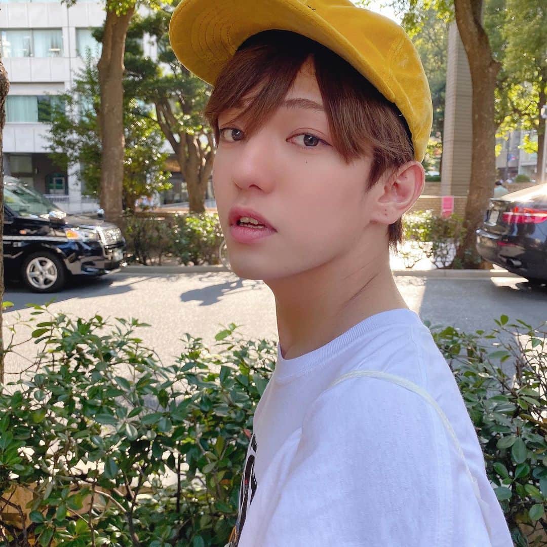 こんどうようぢのインスタグラム：「え？なに？撮ってんの？ 通常カメラ？アプリ？ あ、アプリ？ならいいや。 盛れてる？見せて？ねぇ！！ え、なんか微妙じゃない？ iPhone11 画質やばいな  前回の投稿沢山コメントありがとう。 1人で何回もしてくれるのは 嬉しいけど、1人1つで大丈夫だよ！  #こんどうようぢを教え隊  #요우지스타그램 #アイライン今日下手くそやん」