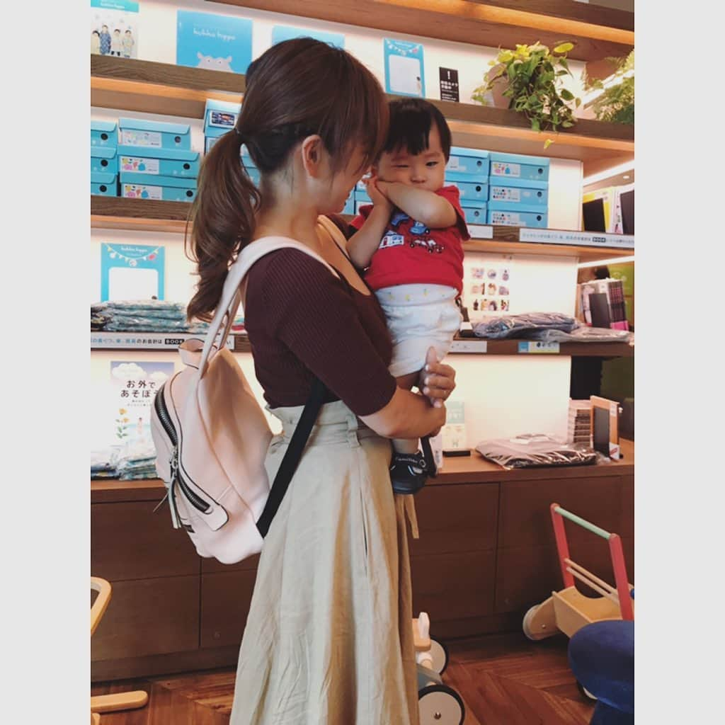 愛川ゆず季さんのインスタグラム写真 - (愛川ゆず季Instagram)「こんにちは^ ^ 木口亜矢ちゃんと はじめましての相沢まきちゃんと あえました♡みんなママ！ 赤ちゃん月齢同じくらいで まきちゃんのブログずっとみてたからうれしすぎるー！ .  バタバタすぎて写メないけど！笑 ランチして キッズスペースでゆっくり👶👶👶 .  だるまさんの 読み聞かせたのしそう♡  まきちゃんの赤ちゃんブログでも可愛いけど 本物お人形さんみたいだった！ 女の子かわいいね。癒し♡  きぐっちゃんの赤ちゃんは 何度かあってて .  この日お菓子を持ってたら懐いてくれた！  この時もぷにぷに可愛いー！坊っちゃんもメロメロ顔です😂 一年前くらいの坊っちゃんとの写真。 二人とも大きくなったね。  こうみると 坊っちゃんこの一年で 目が大きく？なりました。笑笑 .  また一緒に遊びたいなあ♡ .  #男の子ママ #新米ママ」10月2日 17時56分 - aikawa_yuzuki