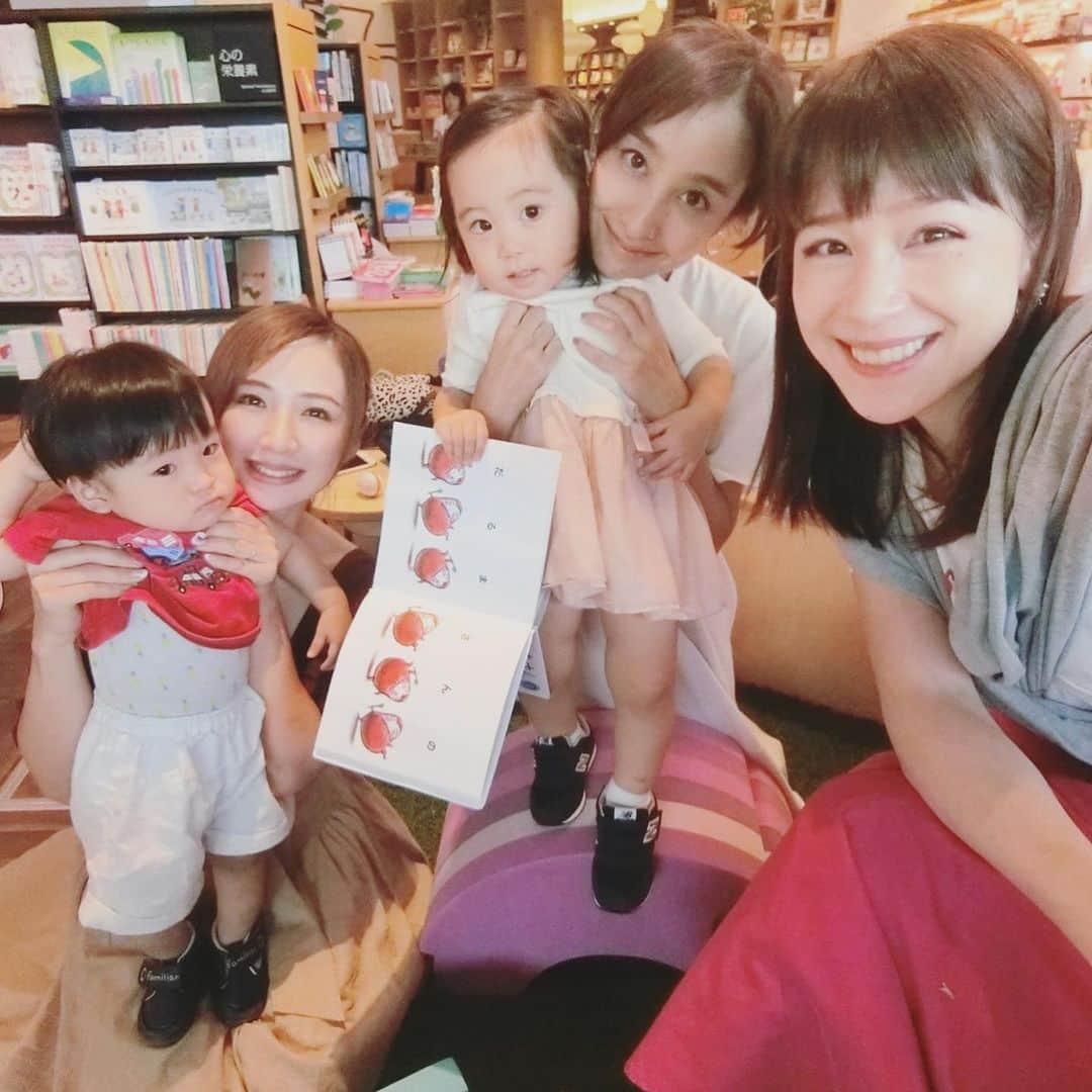 愛川ゆず季さんのインスタグラム写真 - (愛川ゆず季Instagram)「こんにちは^ ^ 木口亜矢ちゃんと はじめましての相沢まきちゃんと あえました♡みんなママ！ 赤ちゃん月齢同じくらいで まきちゃんのブログずっとみてたからうれしすぎるー！ .  バタバタすぎて写メないけど！笑 ランチして キッズスペースでゆっくり👶👶👶 .  だるまさんの 読み聞かせたのしそう♡  まきちゃんの赤ちゃんブログでも可愛いけど 本物お人形さんみたいだった！ 女の子かわいいね。癒し♡  きぐっちゃんの赤ちゃんは 何度かあってて .  この日お菓子を持ってたら懐いてくれた！  この時もぷにぷに可愛いー！坊っちゃんもメロメロ顔です😂 一年前くらいの坊っちゃんとの写真。 二人とも大きくなったね。  こうみると 坊っちゃんこの一年で 目が大きく？なりました。笑笑 .  また一緒に遊びたいなあ♡ .  #男の子ママ #新米ママ」10月2日 17時56分 - aikawa_yuzuki