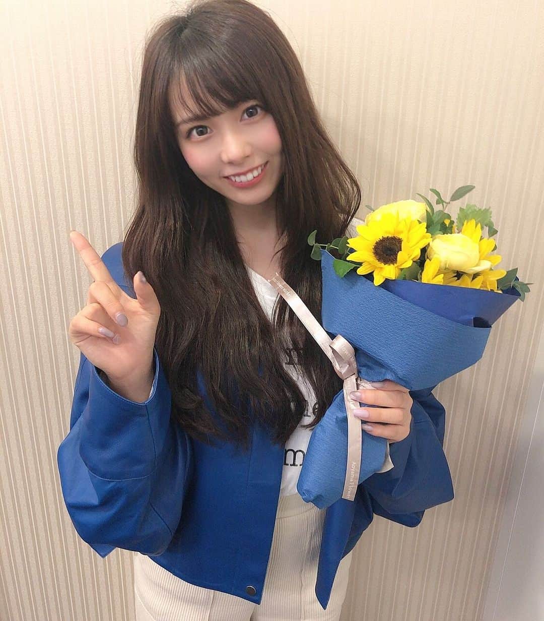 のインスタグラム：「とある撮影でした！  情報解禁少々お待ちを。  青と黄色 といえば？？？笑笑  ジャケットもたまたま青でした🥶🧢👖👔🦋🦕❄️ 青好き 緑も好きだけど」