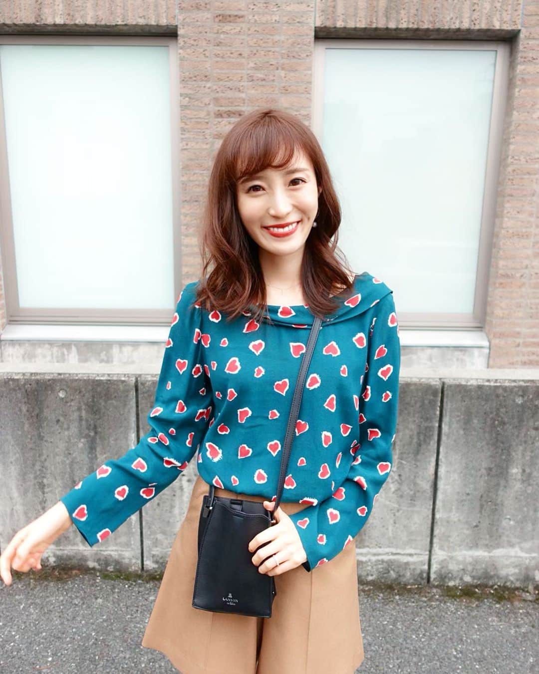 小林真由のインスタグラム：「⋆﻿ ⋆﻿ Hello October🎃💕﻿ 秋のご飯も、ファッションも大好き🧣﻿ なのに暑くてTシャツな毎日です😂﻿﻿ きっと秋服通り越してすぐコートになるなぁ🍁 ﻿ 皆さんも良い1ヶ月になりますように🐻❣️﻿ ﻿ #ファッション #コーデ #ママコーデ #ママライフ #コーディネート #タラジャーモン #秋服 #10月﻿」