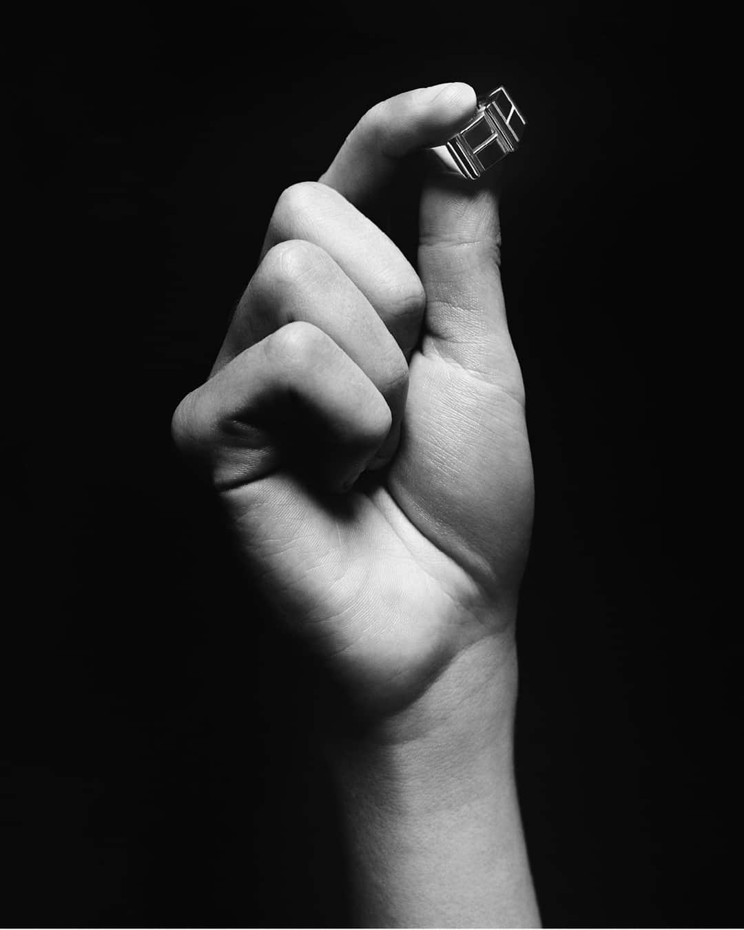 リンクスオブロンドンのインスタグラム：「Look closely to appreciate the precise geometry of the new Brutalist bar ring. – Available in 18kt gold vermeil or sterling silver, it's inspired by the commanding angles of London's National Theatre, an icon of the creative energy ＋ ideals of #Brutalistarchitecture – Tap to shop.  #LinksofLondon #LinksBrutalist」